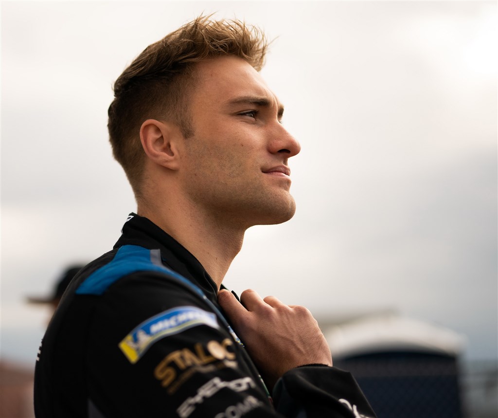 Mikkel O. Pedersen kikker frem mod en ny bane - og en ny udfordring – ved weekendens VM-afdeling i Portugal.
(Foto: Nick Dungan)